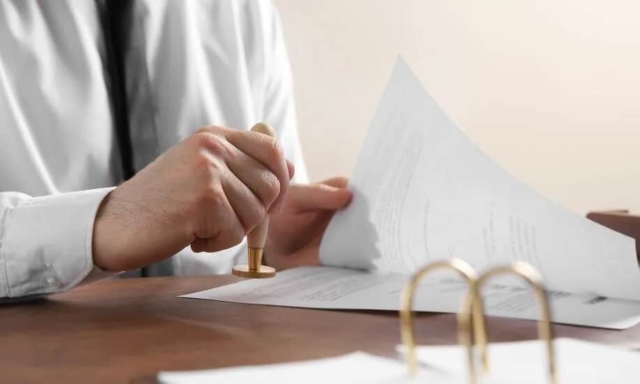 Kto płaci za notariusza przy sprzedaży mieszkania? Ważne informacje