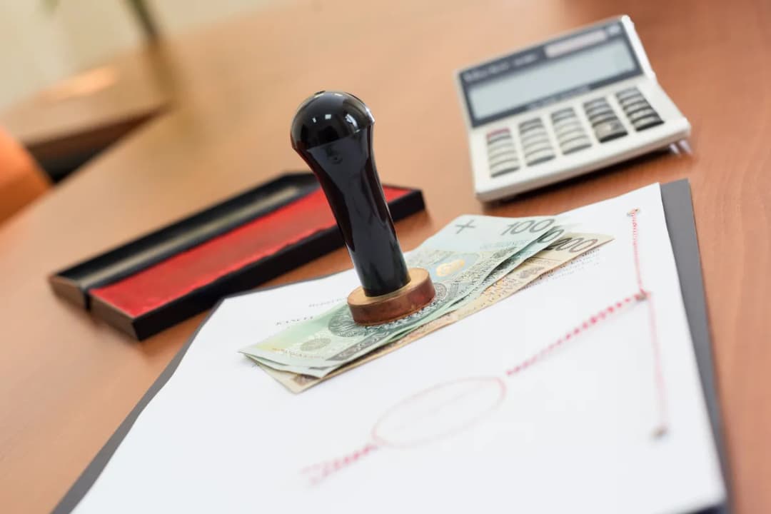 Ile kosztuje notariusz przy kupnie mieszkania? Sprawdź ukryte opłaty