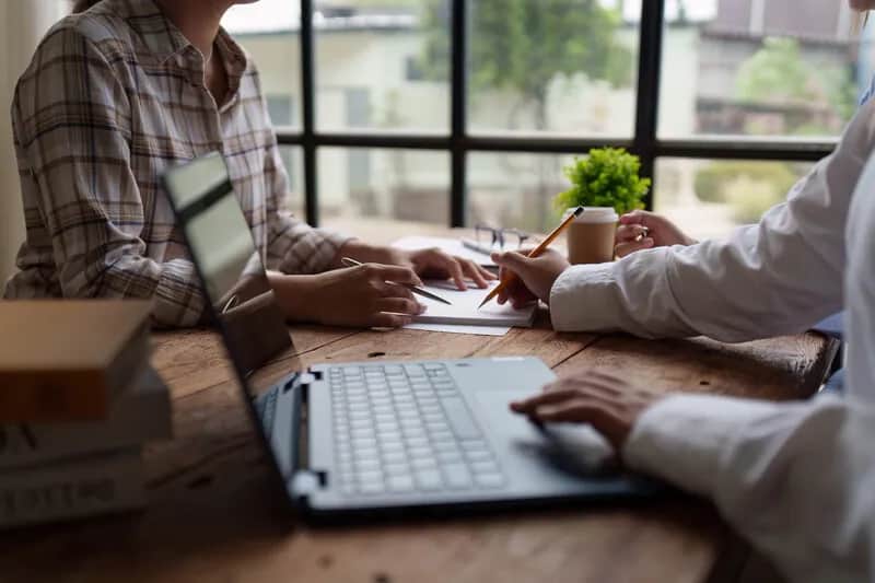 Jakie spółki posiadają osobowość prawną? Poznaj kluczowe różnice