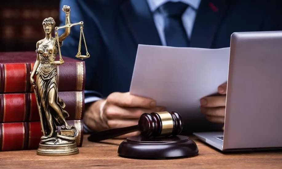 Czym się różni radca prawny od adwokata? Kluczowe różnice i fakty