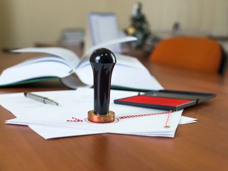 Notariusz co robi? Odkryj ważne zadania i funkcje notariusza