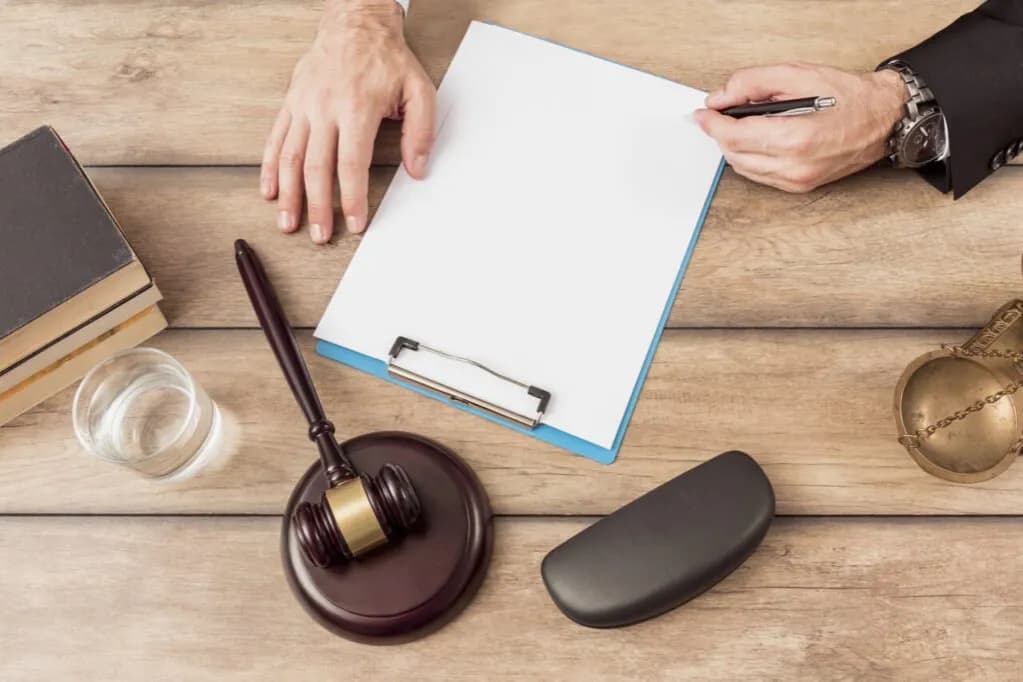 Kto to jest notariusz? Poznaj jego kluczowe obowiązki i rolę w prawie