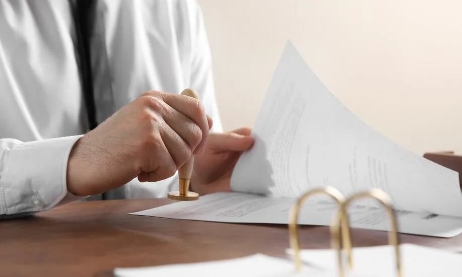 Kto płaci za notariusza? Zaskakujące zasady i praktyki w transakcjach