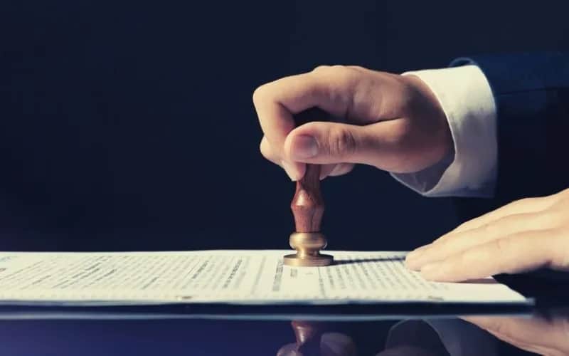 Ile kosztuje poświadczenie podpisu u notariusza? Sprawdź stawki i opłaty