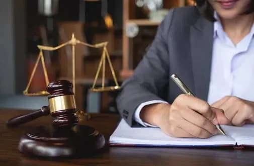 Ile kosztuje porada prawna w Płocku? Sprawdź ceny i opcje darmowe