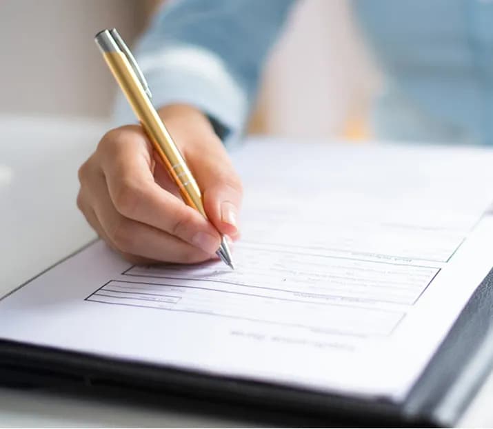 Kto może uzyskać odpis aktu zgonu? Sprawdź swoje prawa i możliwości